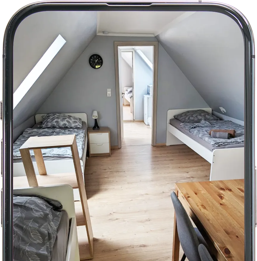 Blick in ein Monteurzimmer in Bremerhaven mit Einzelbetten und Esstisch