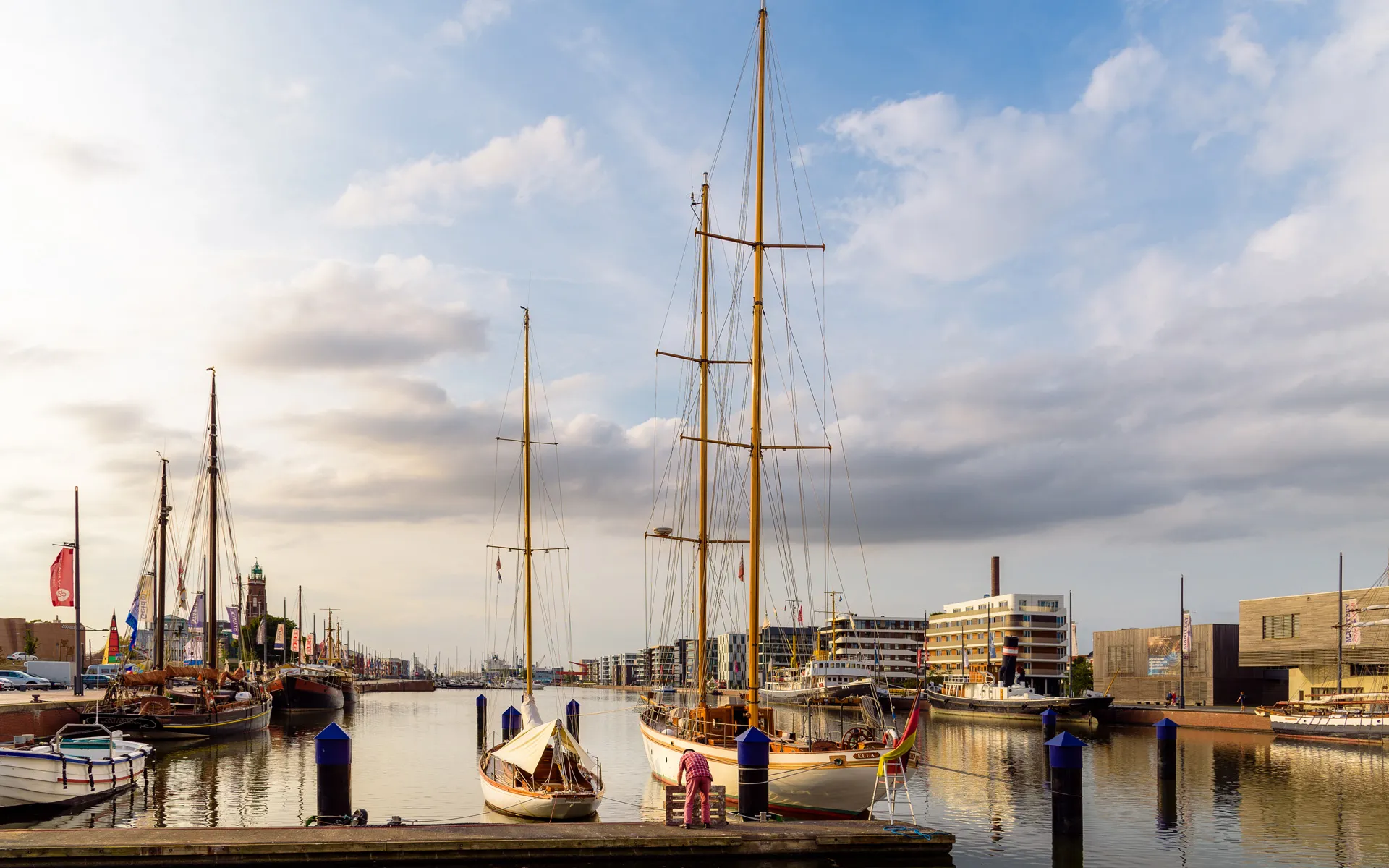 Hafen von Bremerhaven mit Segelschiffen am Abend